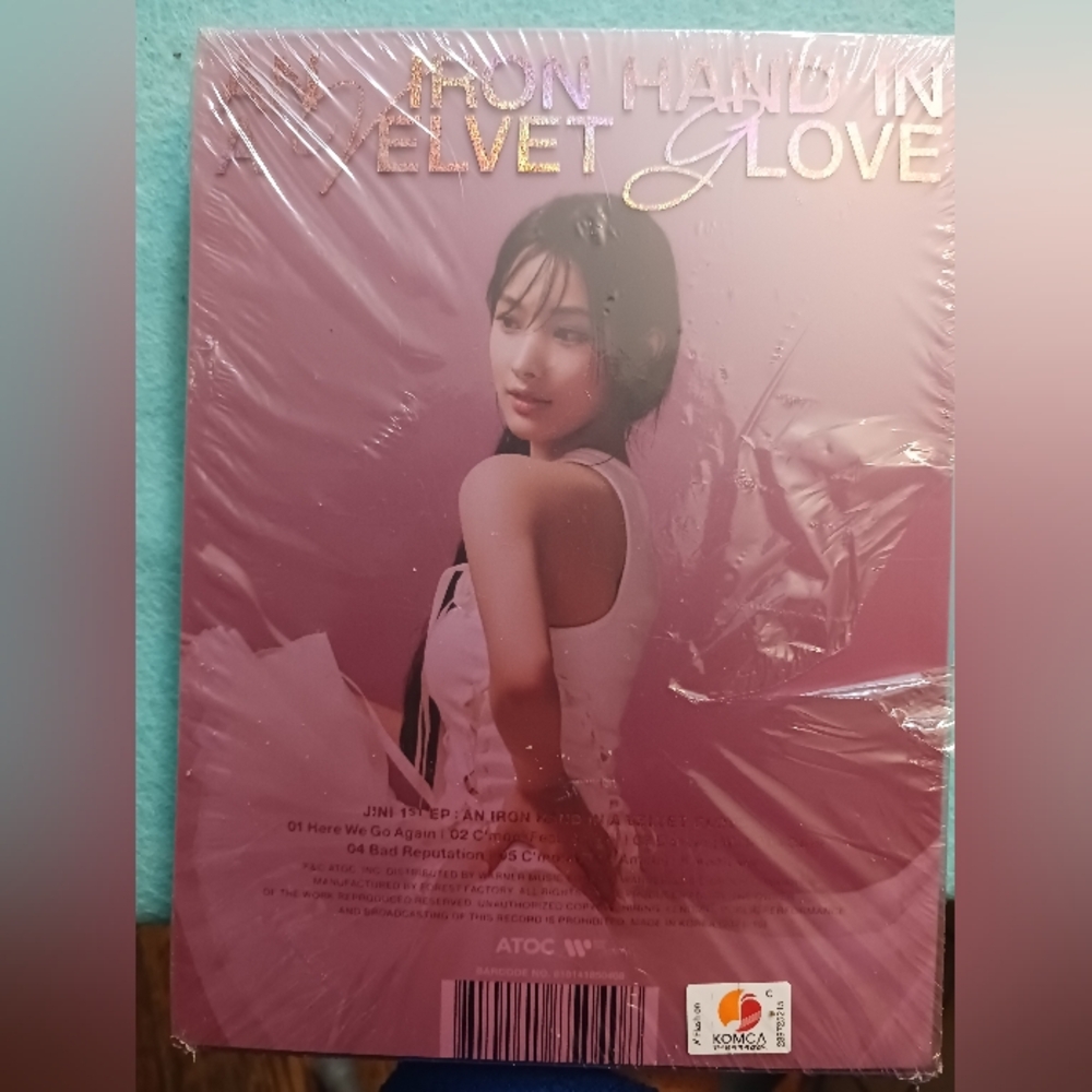 K-POP JINI 1st EP Album [An Iron Hand In A Velvet Glove] CD+ Extras P.Card+ New